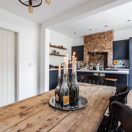Spacious 5-Bedroom Near Lark Lane & Sefton Park Liverpool Exterior photo