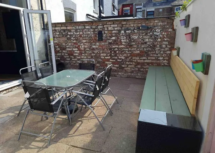 Spacious 5-Bedroom Near Lark Lane & Sefton Park