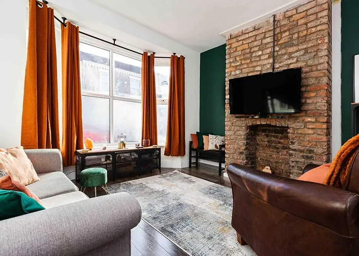 Spacious 5-Bedroom Near Lark Lane & Sefton Park