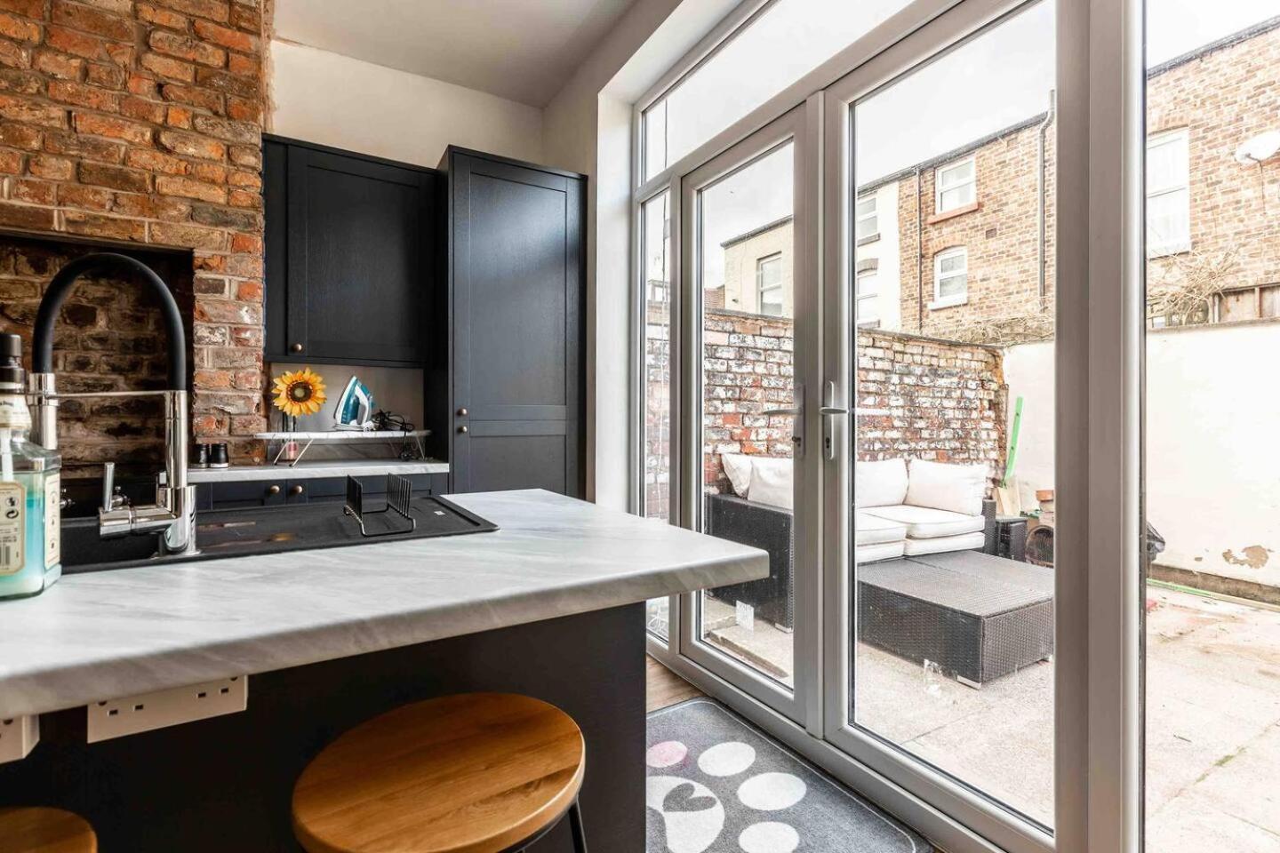 Spacious 5-bedroom Near Lark Lane & Sefton Park